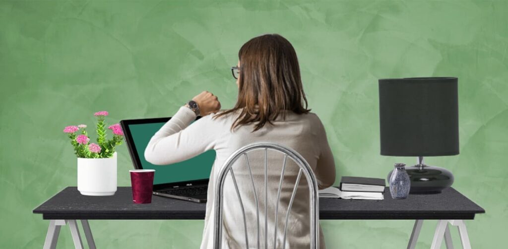 formation en écoconception, image d'une personne de dos sur un bureau et faisant face à un écran d'ordinateur 