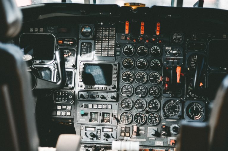 tableau de bord : le cockpit d'une avion : toujours inspiré du cockpit?