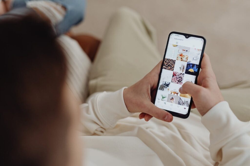 La communication digitale RSE : image d'un téléphone portable connecté à isntagram